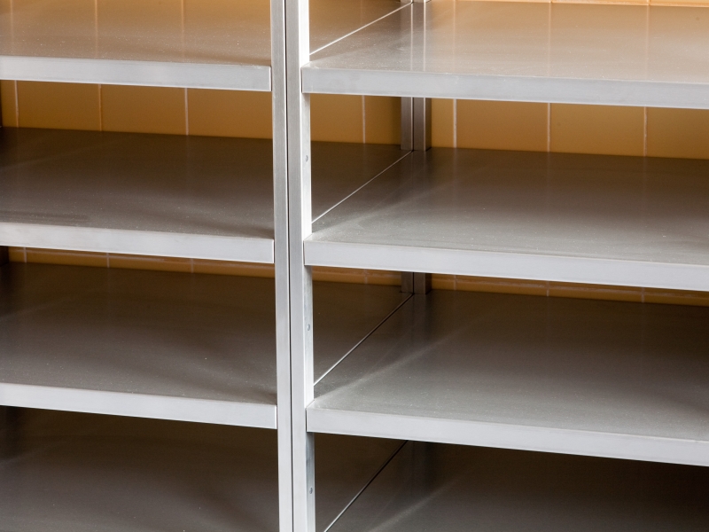 Detail-Aufnahme von CNS-Regal mit mehreren Etagen (an der Wand stehend)