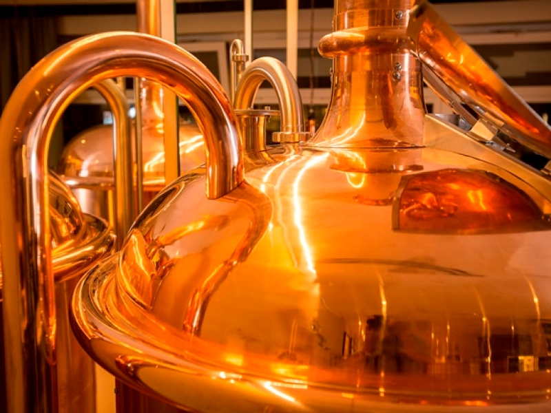 Detail-Aufnahem von Kupferverkleidung der Brauanlage im Antonius Bräu