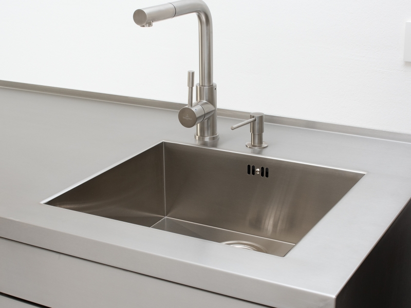 Makellos eingeschweißtes Waschbecken in Edelstahlabdeckung inklusive Armatur und Seifenspender