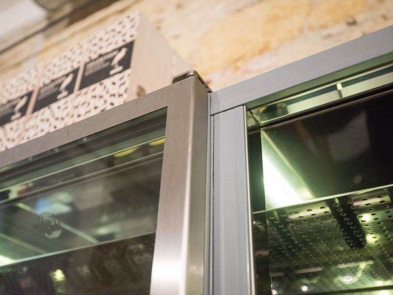 Detail-Aufnahme der gekühlten Weinvitrine