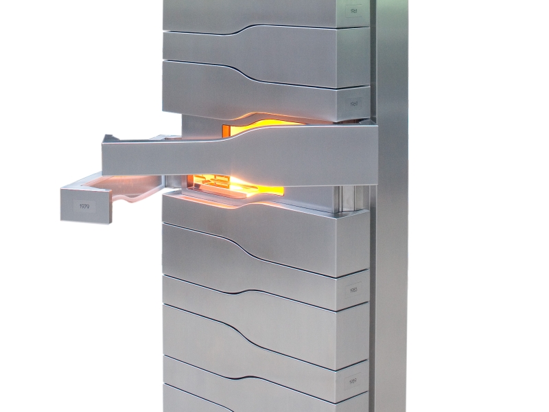 Design- und Kunstobjekt: Gesamt-Aufnahme von Champagner-Kühlschrank "Vertical Limit" (Ausführung in Edelstahl)