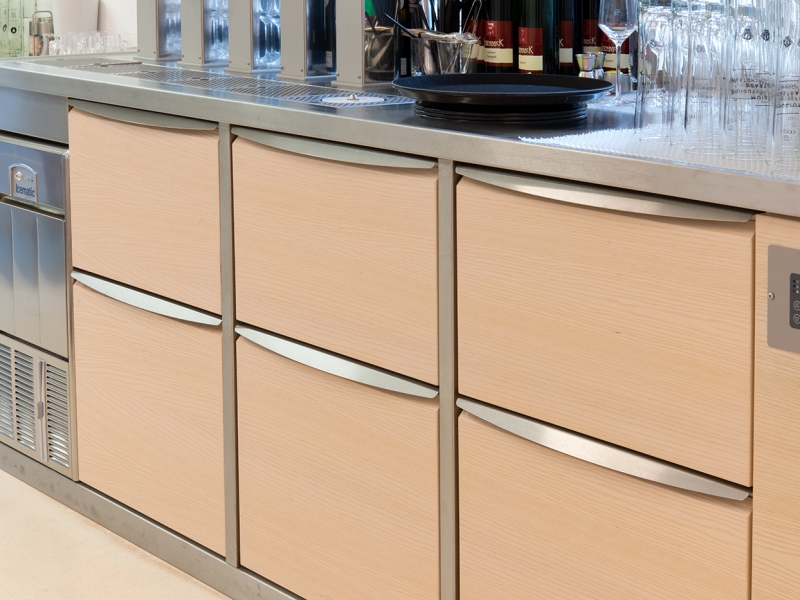 Getränkekühlung im Barbereich mit integrierten Holzfronten für stimmiges Design