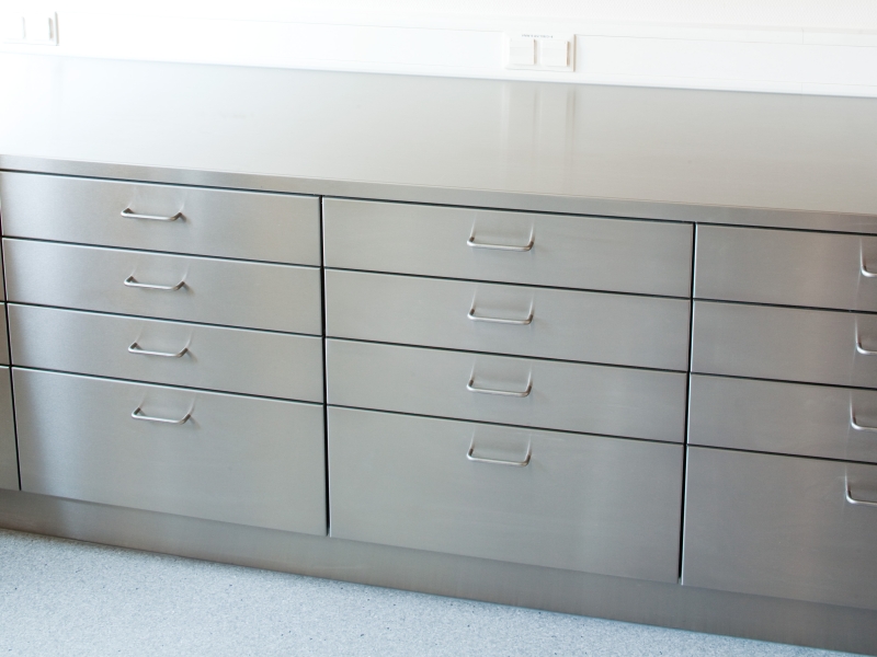 CNS-Arbeitsverbau in Krankenhaus mit Arbeitsschränken mit Labor-Laden-Auszügen