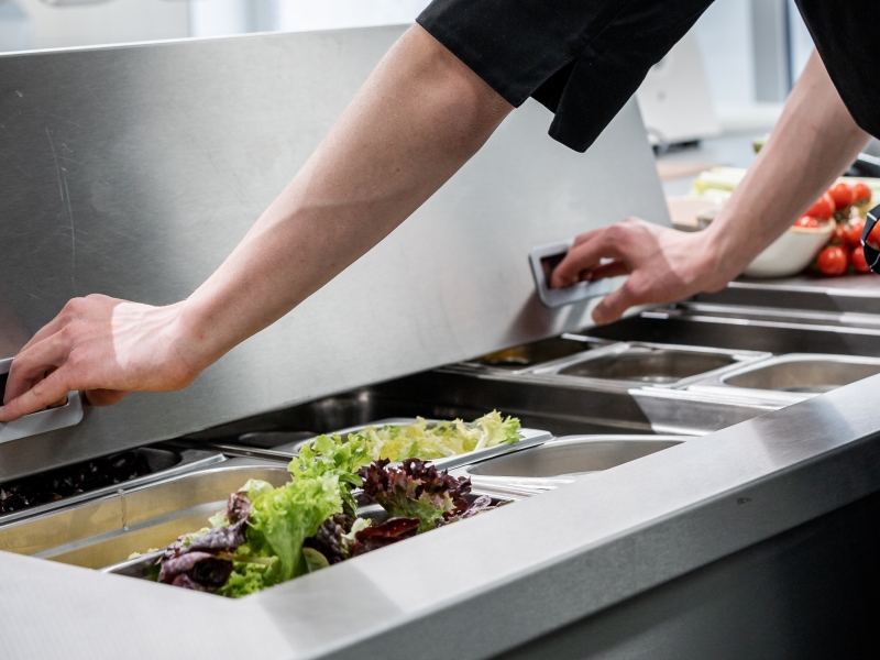 Mit Salat befüllte Kühlwanne mit zweiteiligem CNS-Kühlwannendeckel (zum nach hinten klappen/verschieben)