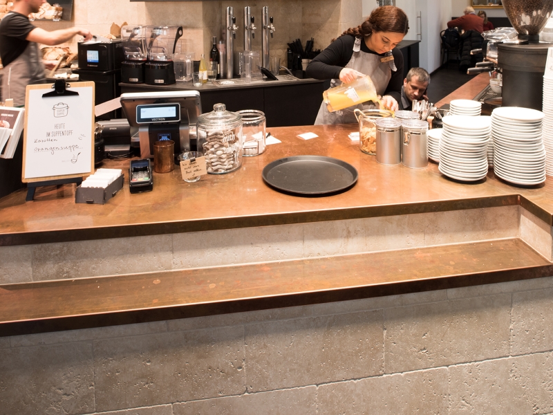 Kassen- und Ausschankbereich mit zwei etagiger Abdeckung