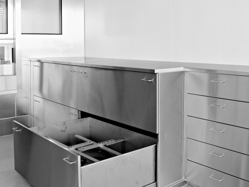 Laborverabuten in Edelstahl mit geöffneter großräumiger Sonderlade