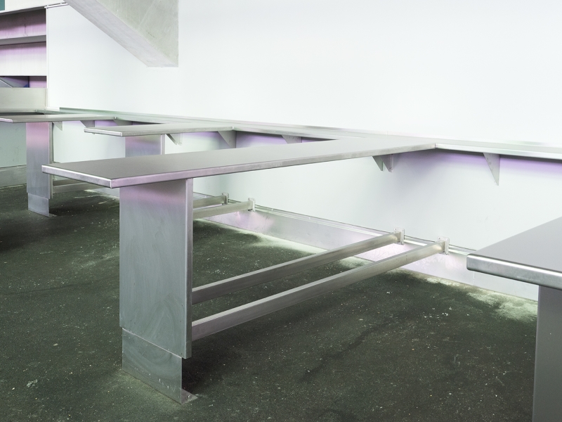 Extra massiv ausgeführte Edelstahl-Stehtische für herausfordernde Situationen der Fan-Szene