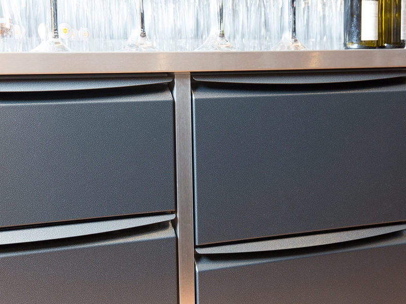 Gastro-Barmöbel (Edelstahl) mit pulverbeschichteten Designfronten