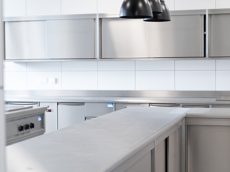 Detail-Aufnahme von Großküche der Schwarzenbergkaserne mit Wandhängeschränken mit Schiebetür im Hintergrund