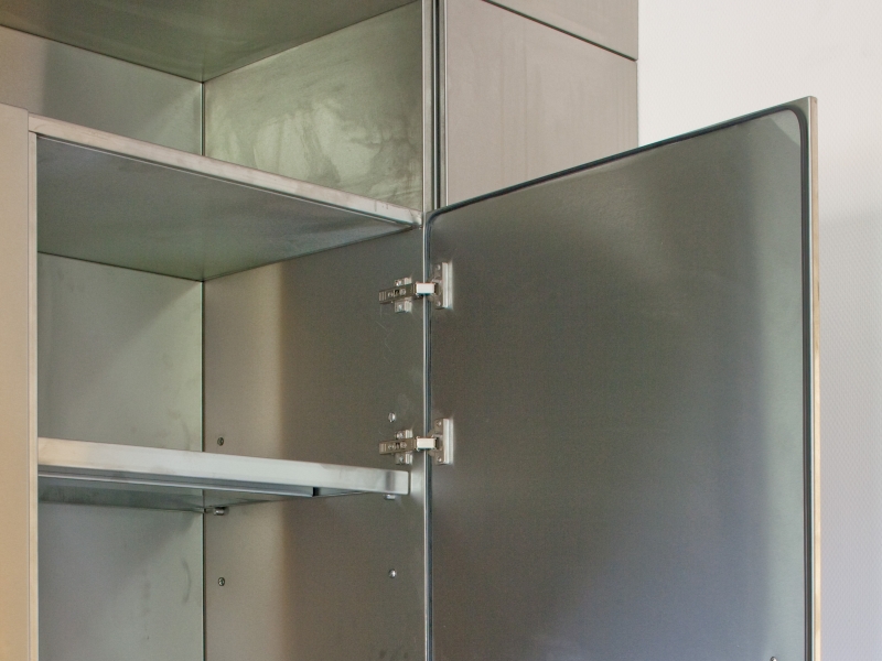 Detail-Aufnahme von Wandhängeschrank mit Labor-Flügeltür und integrierter Dichtung für höchste Hygiene