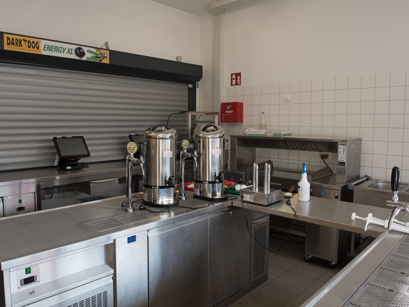 Edelstahlverbauten mit Tropfmulden, Fasskühlungen und Zapfhähnen