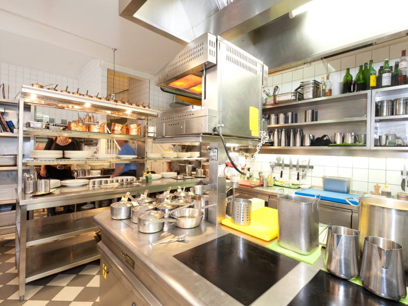 Großküche mit Mittelherd