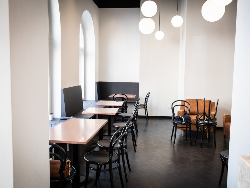 Gastraum mit Kupfer-Tischplatten im Gästebereich