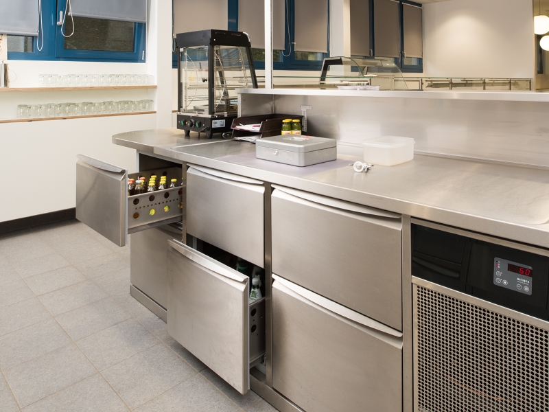 Steckerfertige Getränkekühlung mit Aggreagt und Digitalregler sowie drei 2er Ladenstöcke mit Hygiene-Griffleiste; Die Edelstahlarbeitsplatte mit geprägtem Wulstrand