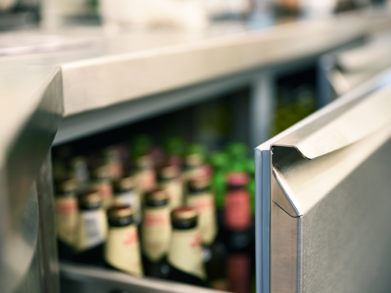 Detail-Aufnahme von befüllter geöffneter Schublade von Getränkekühlung