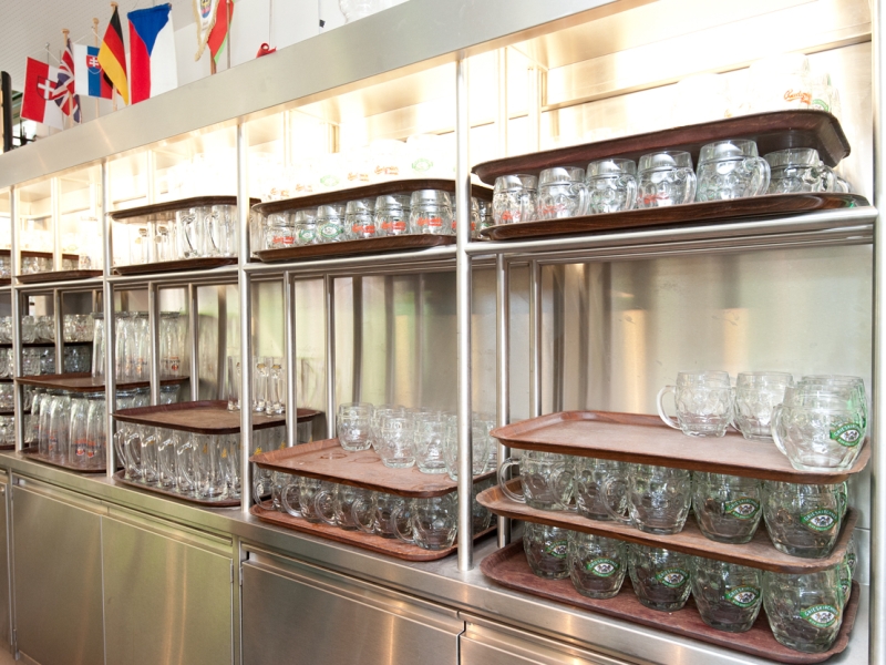 CNs-Verbau mit aufgeschweißtem Gläserregal nach Kundenwunsch