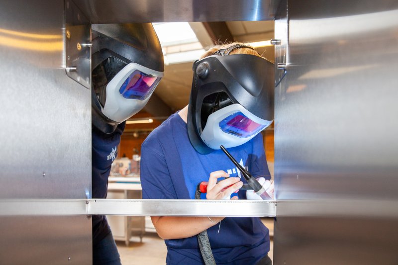 METAGRO-Facharbeiter beim WIG-Schweißen mit Schutzhelm