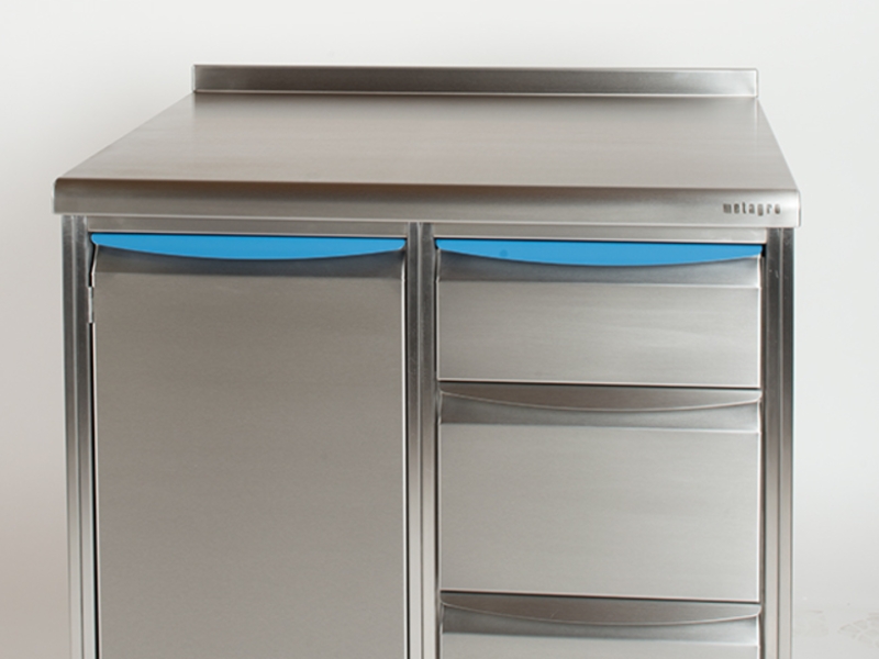 Arbeitsverbau für Großküchen an Wand stehend