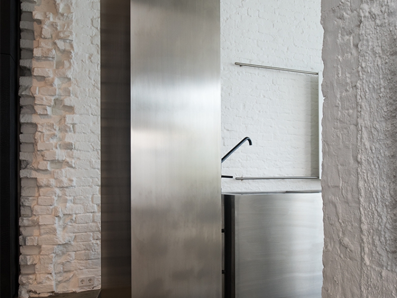 Edelstahlverbau mit integriertem Kühlschrank (monolithische Ausführung)