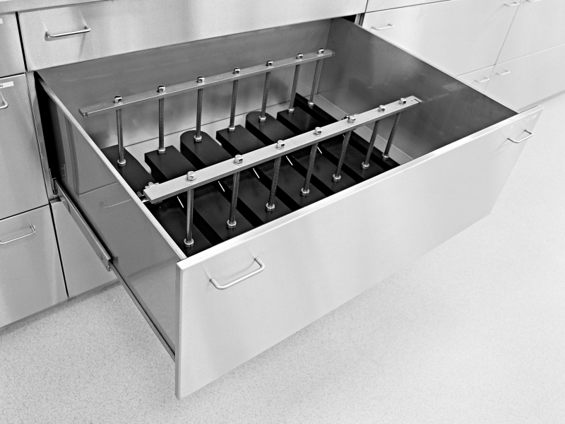 Geöffnete Edelstahllade in Sondergröße für Lagerung von Werkzeug/Komponenen einer Pharma-Maschine