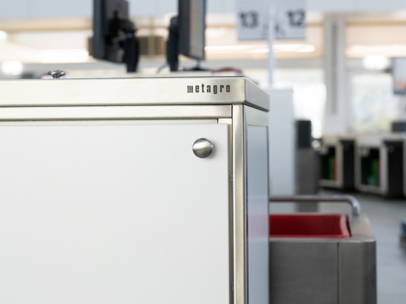 Mülleinhausung in Edelstahl und Holzdekor gefertigt nach Designvorstellungen des Kunden